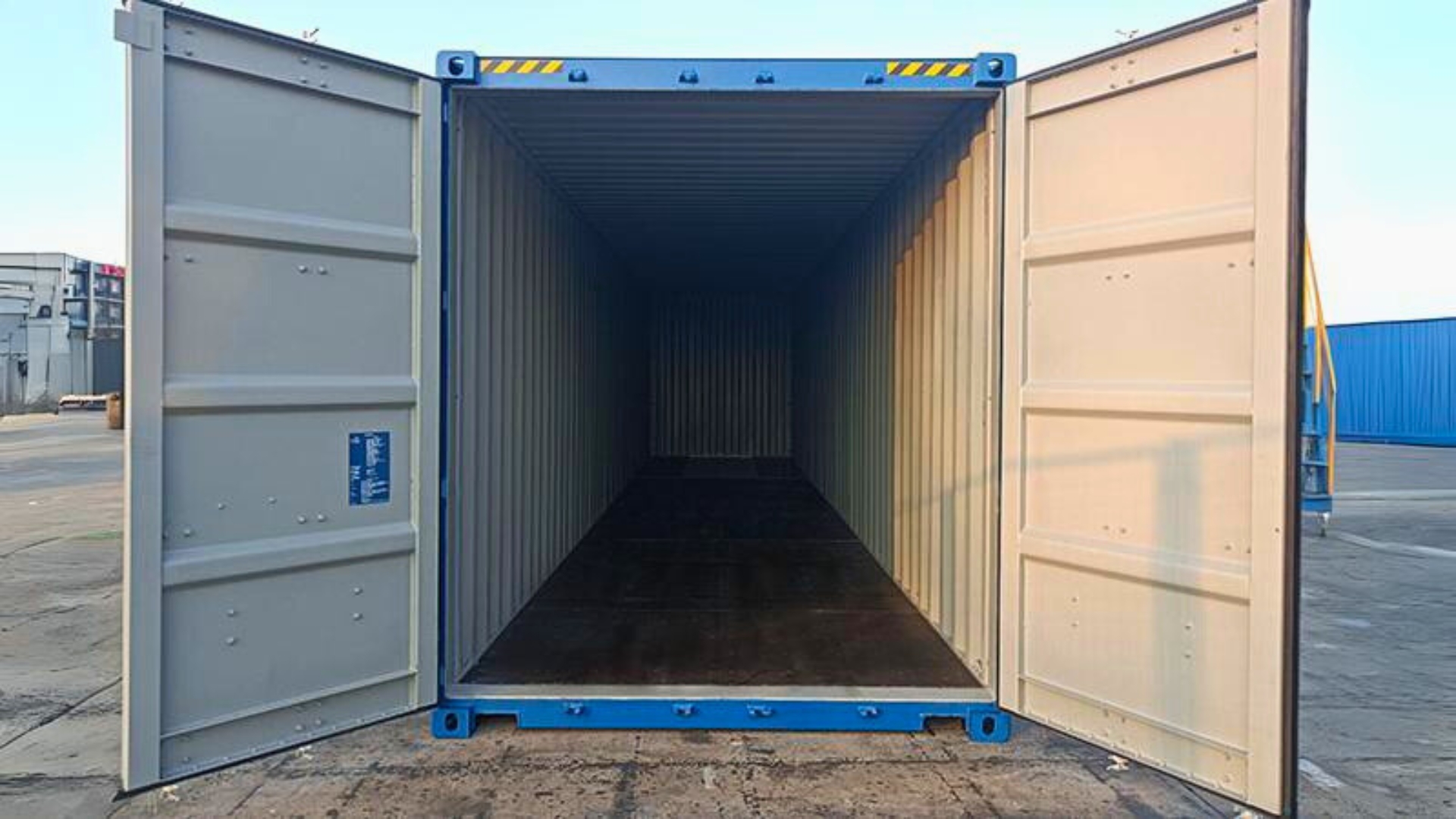 Cách kiểm tra cửa container bị xệ - cứng - kẹt